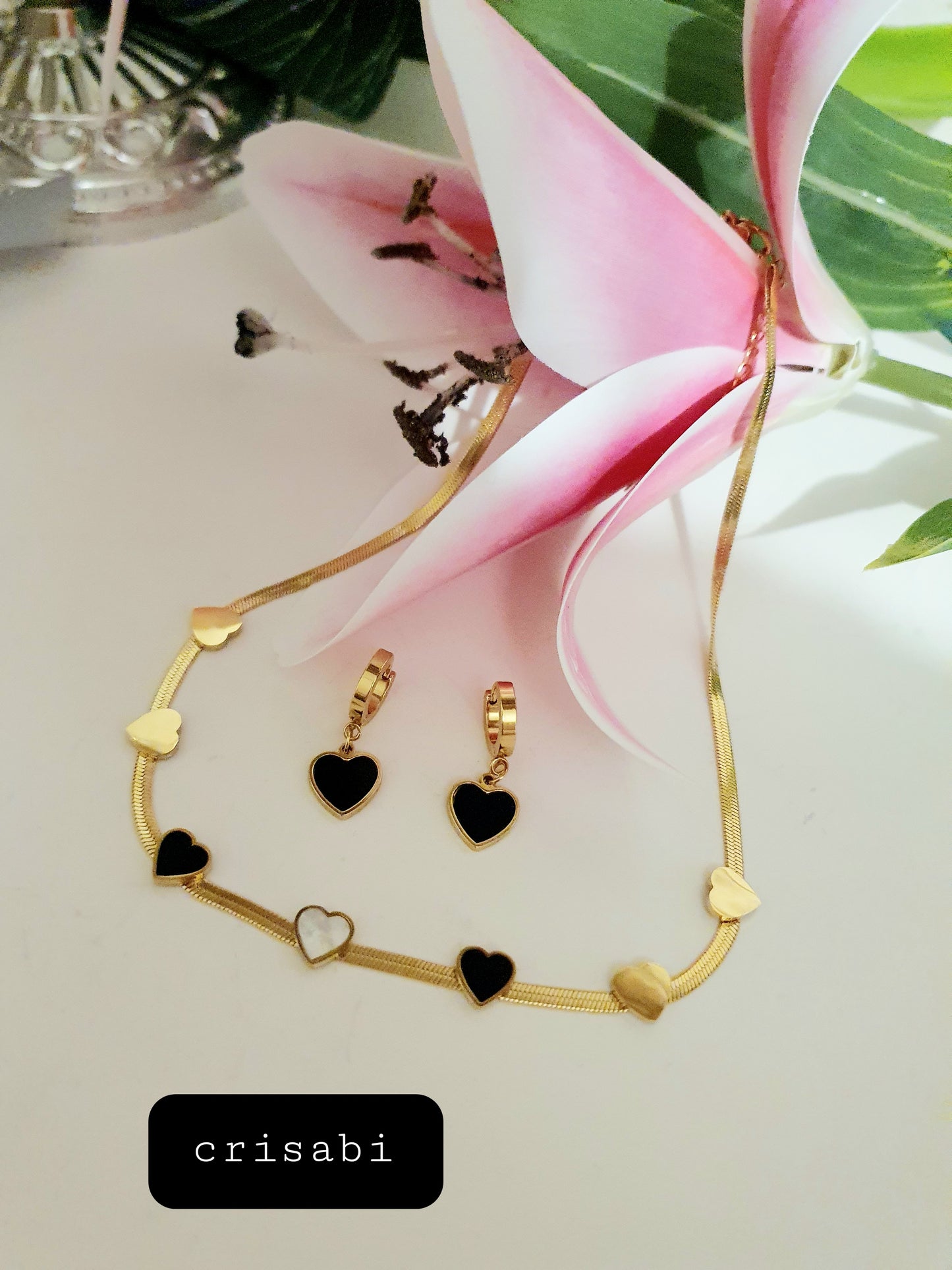 Vergoldeten Set mit Herzen Ohrringe und Halskette