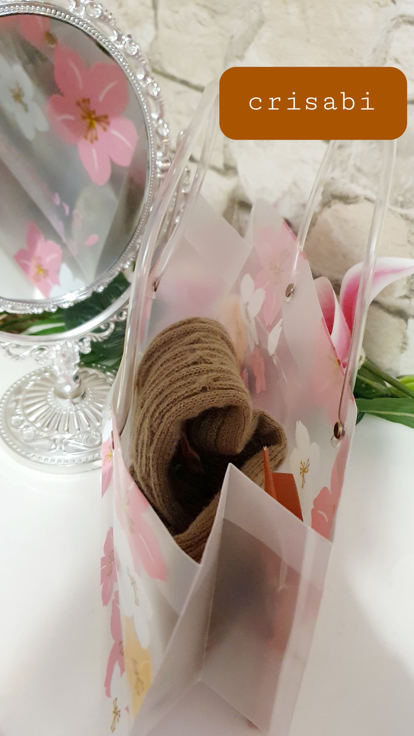 Geschenkpack Gestrickte Schals mit Holzknöpfen Spiegel und Geschenk Tasche