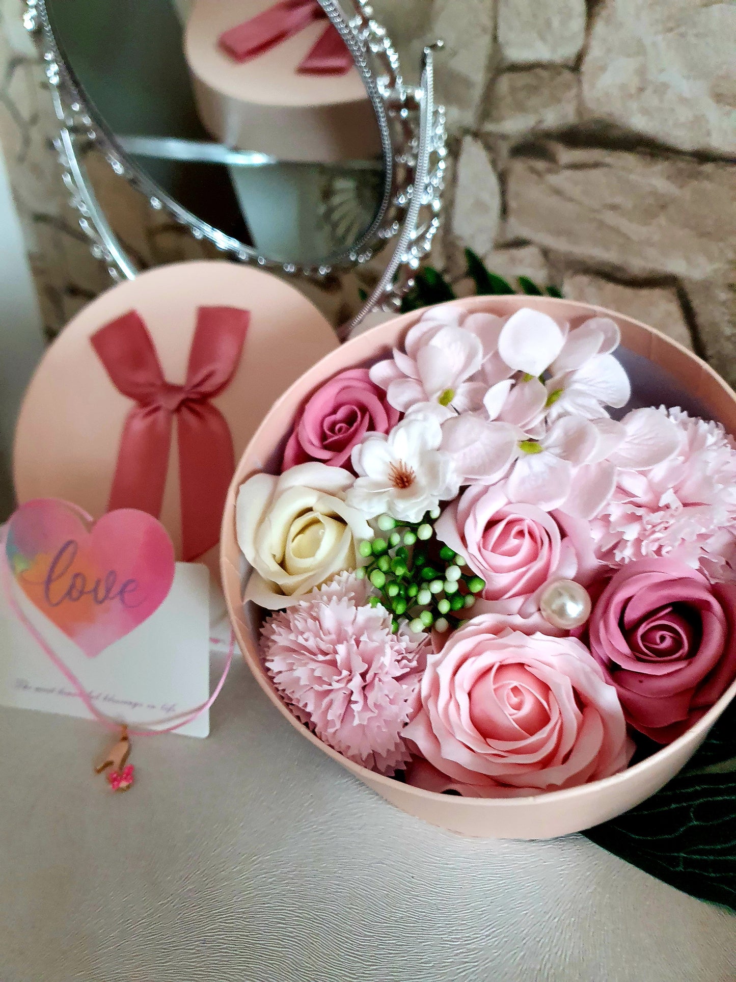 Blumenbox Geschenkbox mit Halskette Handmade  SeifenBlume Rose Farben Perfekt Geschenk