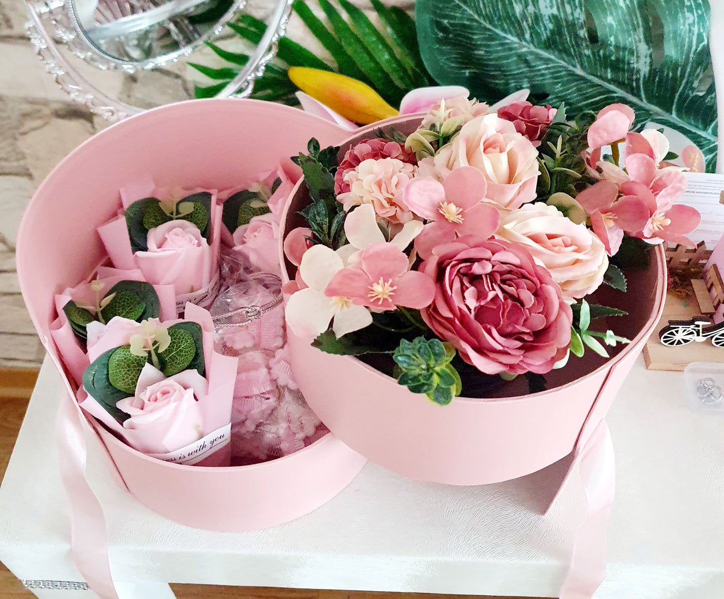 Geschenkbox mit Blumen Brazalete Badeschwamm Ball Rose Farben