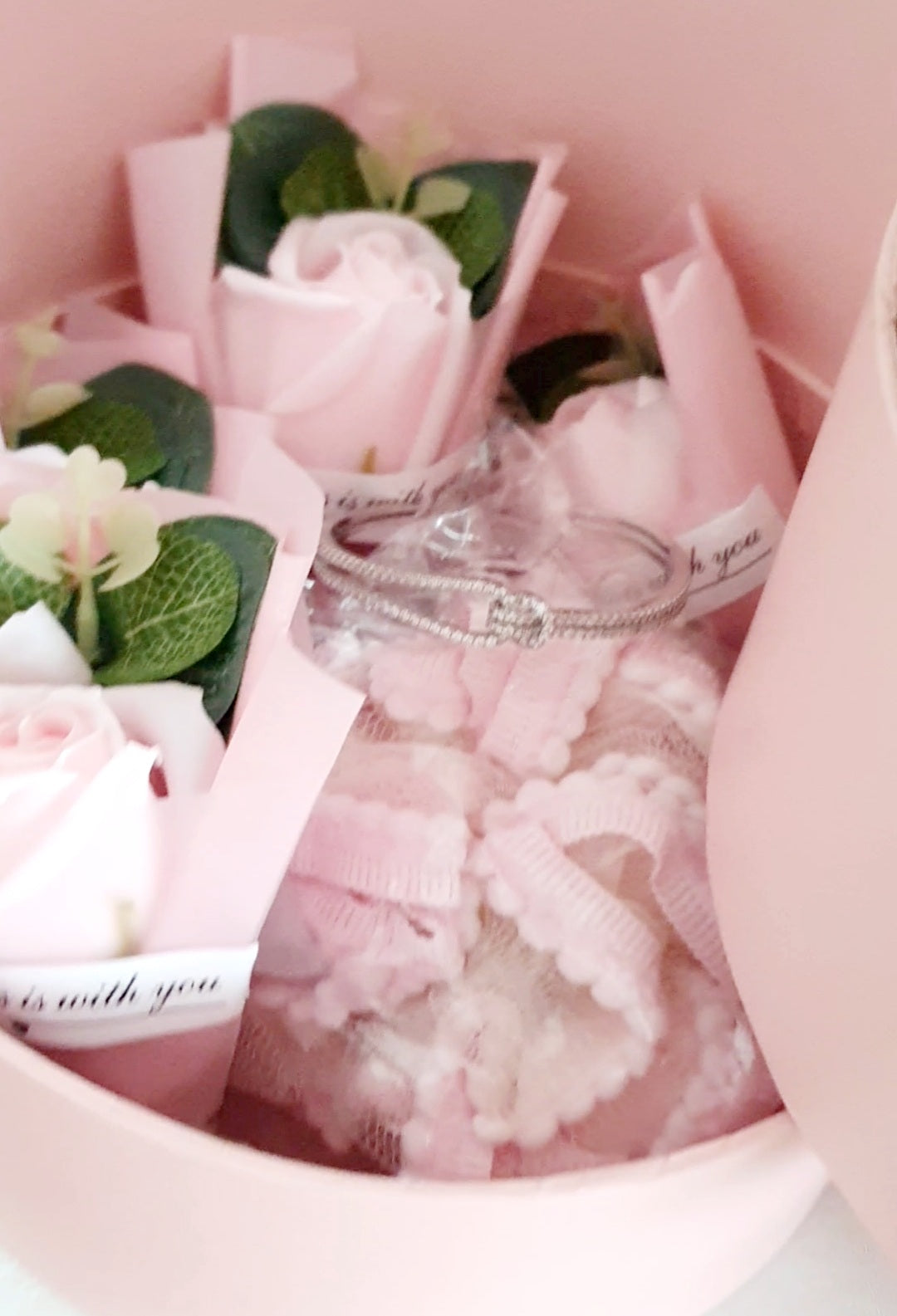 Geschenkbox mit Blumen Brazalete Badeschwamm Ball Rose Farben