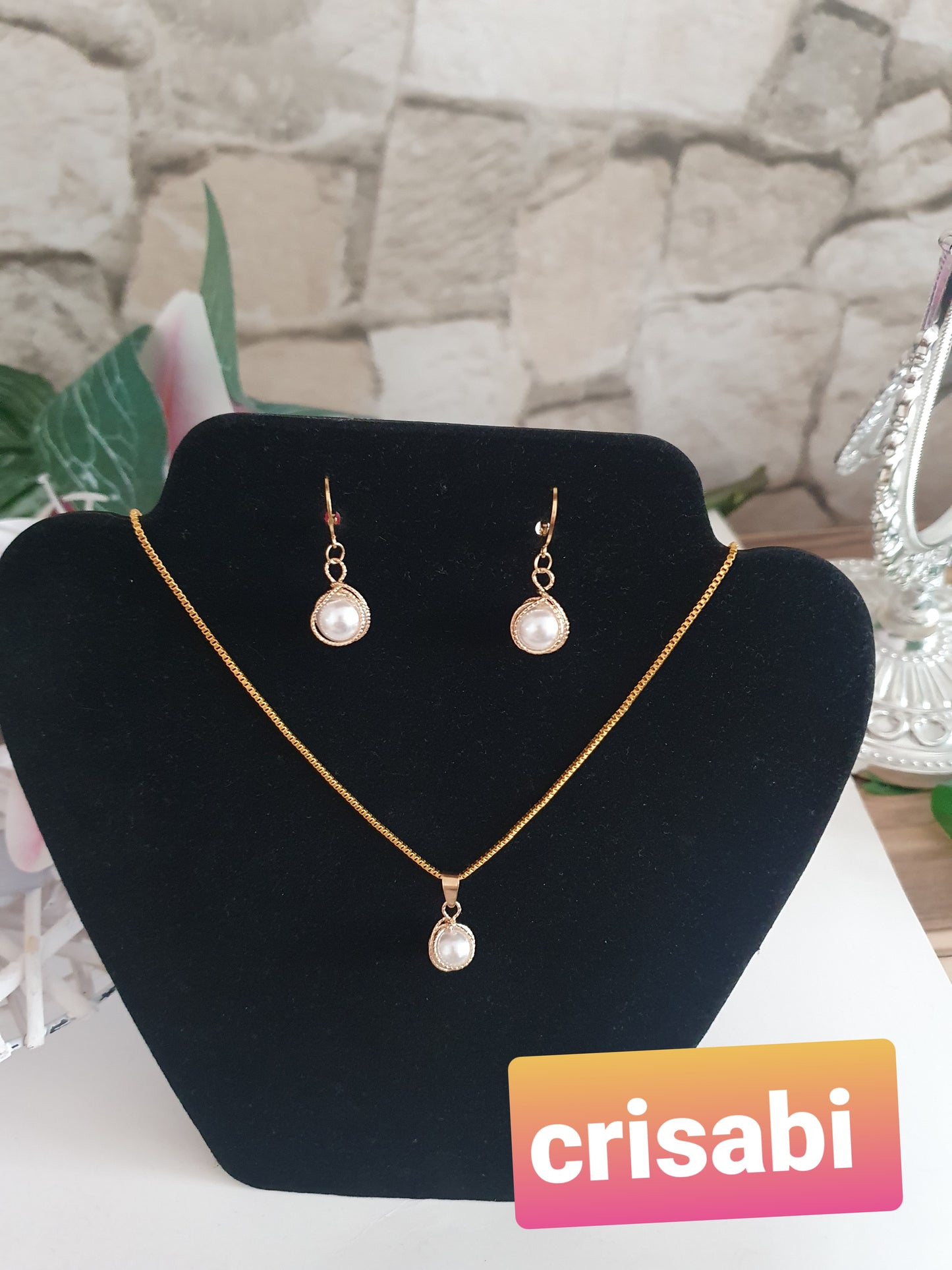Vergoldeten Set Ohrringe und Halskette mit Perlen